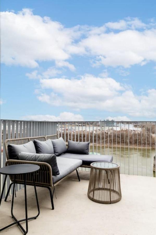 Stunning River View Condo Walk To Downtown Rooftop Patio ナッシュビル エクステリア 写真