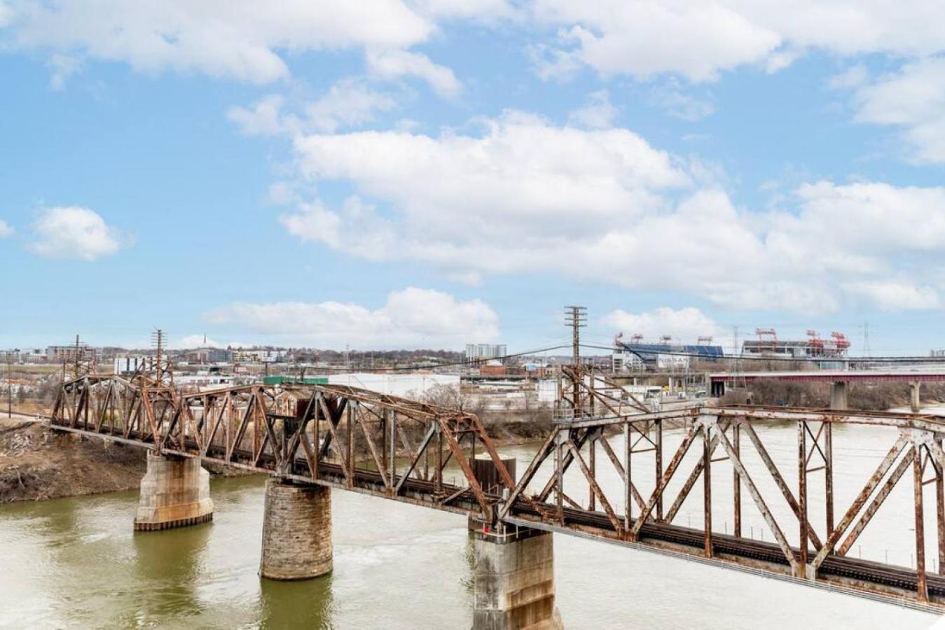 Stunning River View Condo Walk To Downtown Rooftop Patio ナッシュビル エクステリア 写真